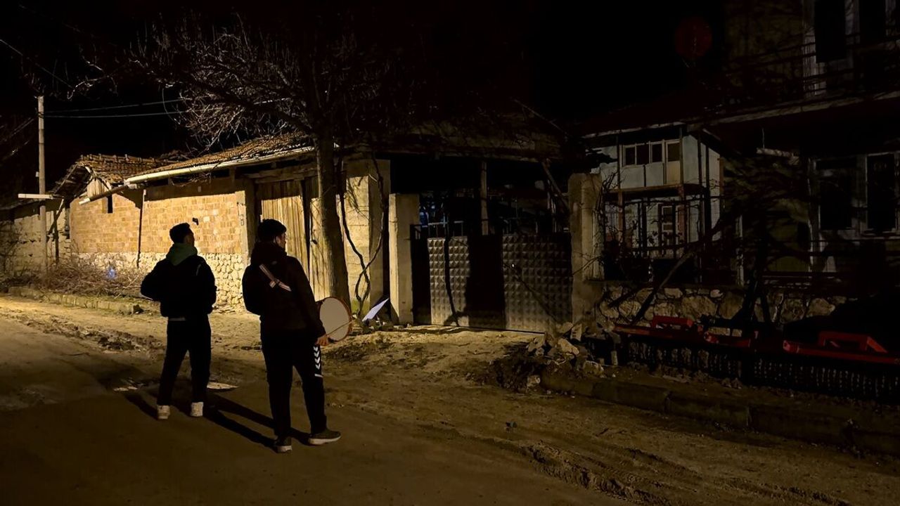 15 yıldır süren gelenek: Gençler komşularını sahura isim isim uyandırıyor