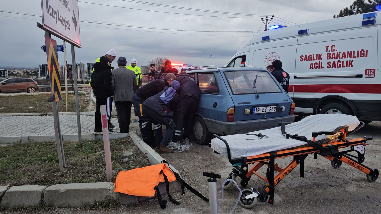 Çorum’da otomobil orta refüje çarptı: 1 yaralı
