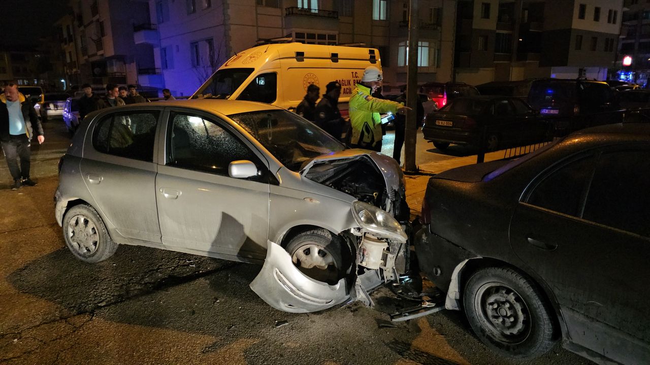 Çorum’da otomobil ile hafif ticari araç çarpıştı: 2 yaralı