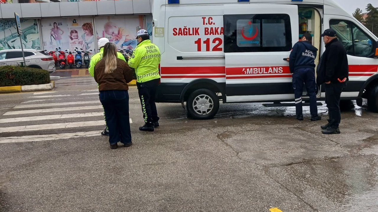 Yolun karşısına geçmek isterken araba çarptı