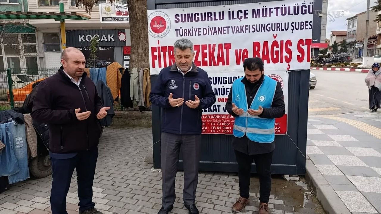 Zekat, fitre ve bağış  standına yoğun ilgi