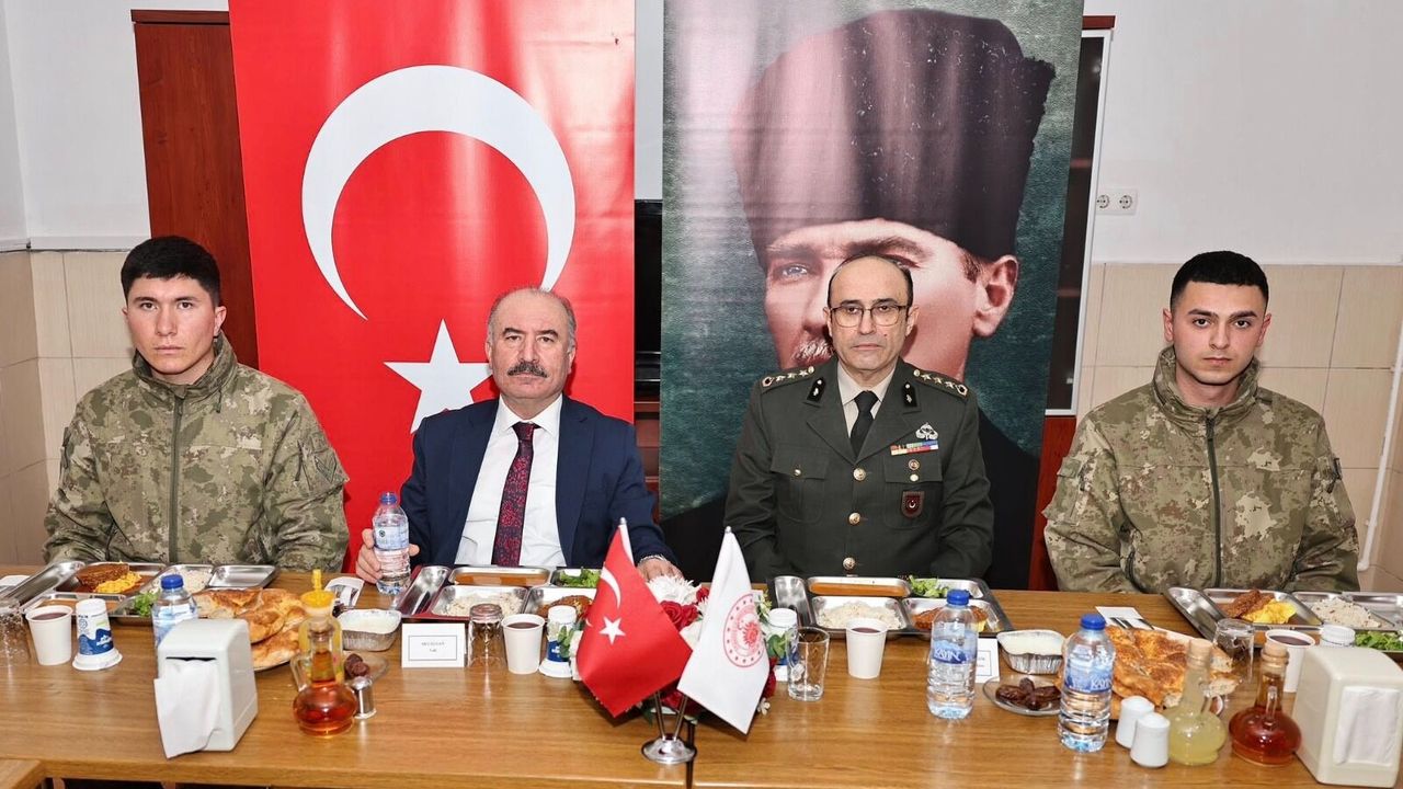 Mehmetçiklerle iftar  sofrasında buluştular