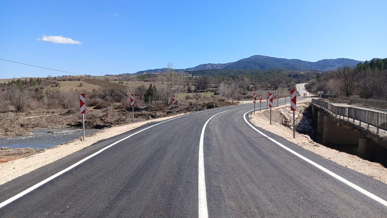 İskilip'te köprü ayağı yıkılan yolda  yapılan servis yolu tamamlandı