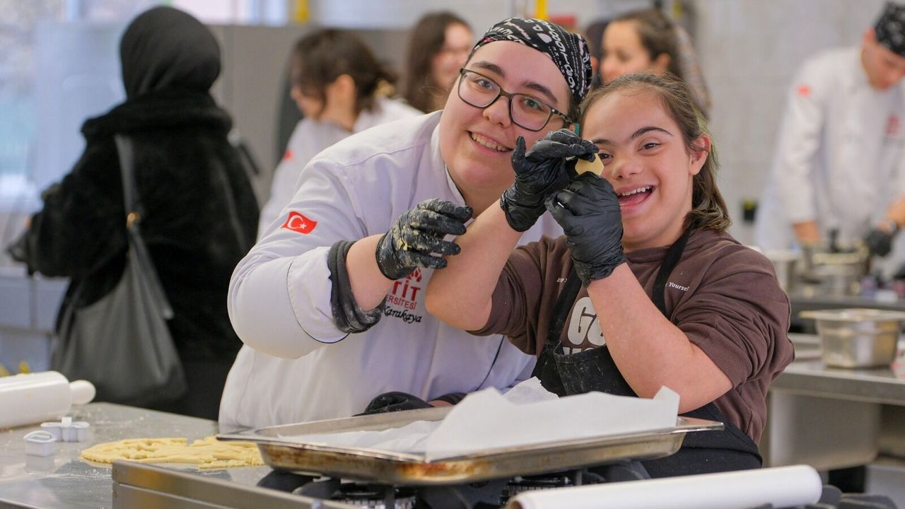 Özel öğrenciler ve üniversiteliler  aynı mutfakta buluştu