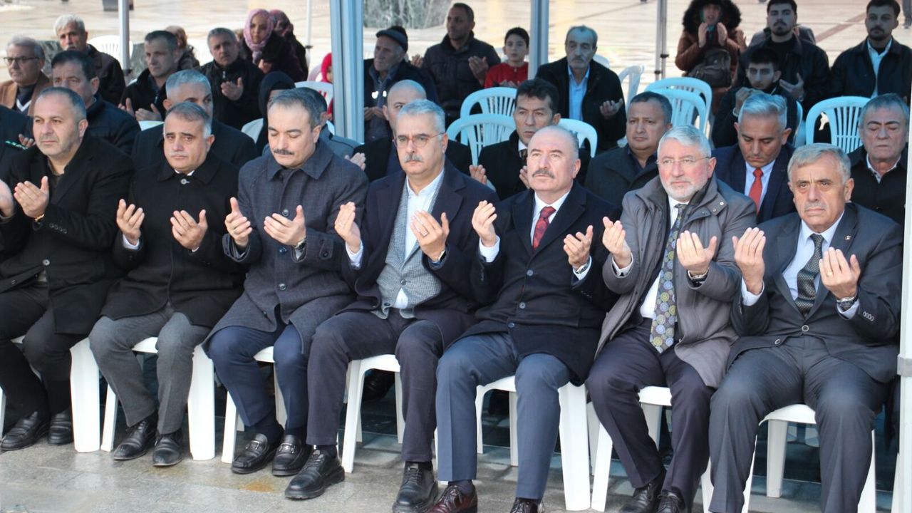 Çorum esnafı ve protokol  savaşsız dünya için dua etti