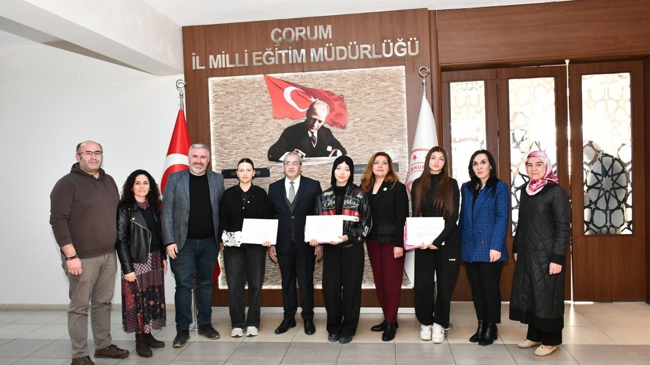 Afiş yarışmasında başarılı  öğrencilere ödülleri verildi