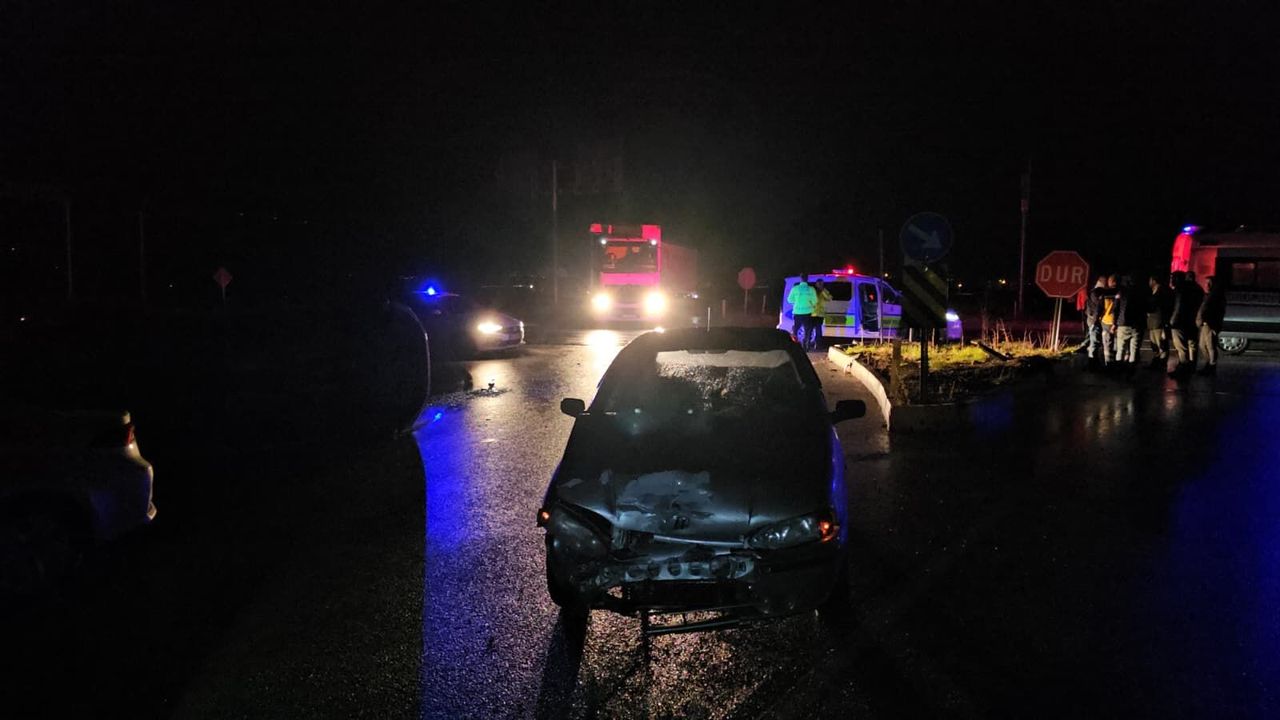 Çorum’da polis aracı ile otomobil çarpıştı: 3 yaralı