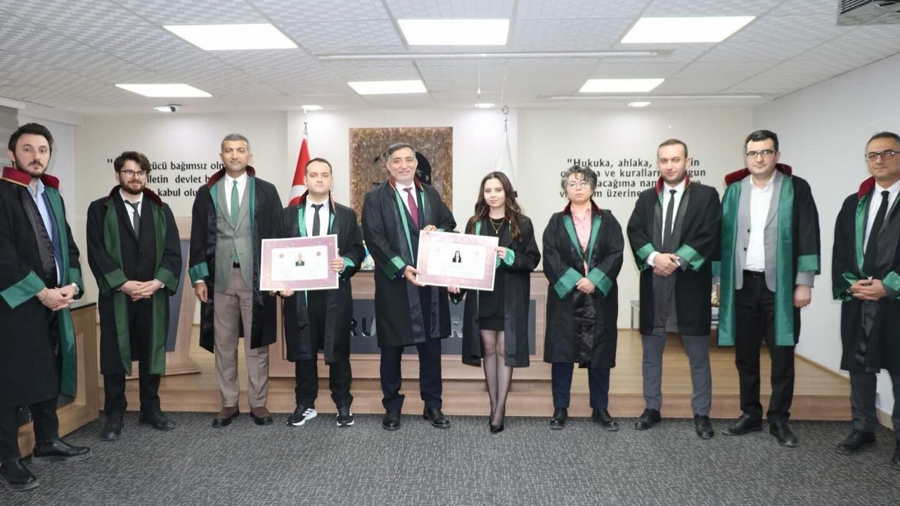 2 avukat cübbe giydi