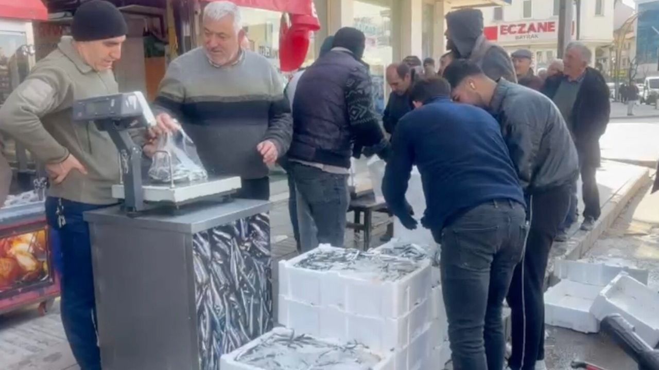 Balıkçı baba ve oğlu 100  kasa ücretsiz balık dağıttı