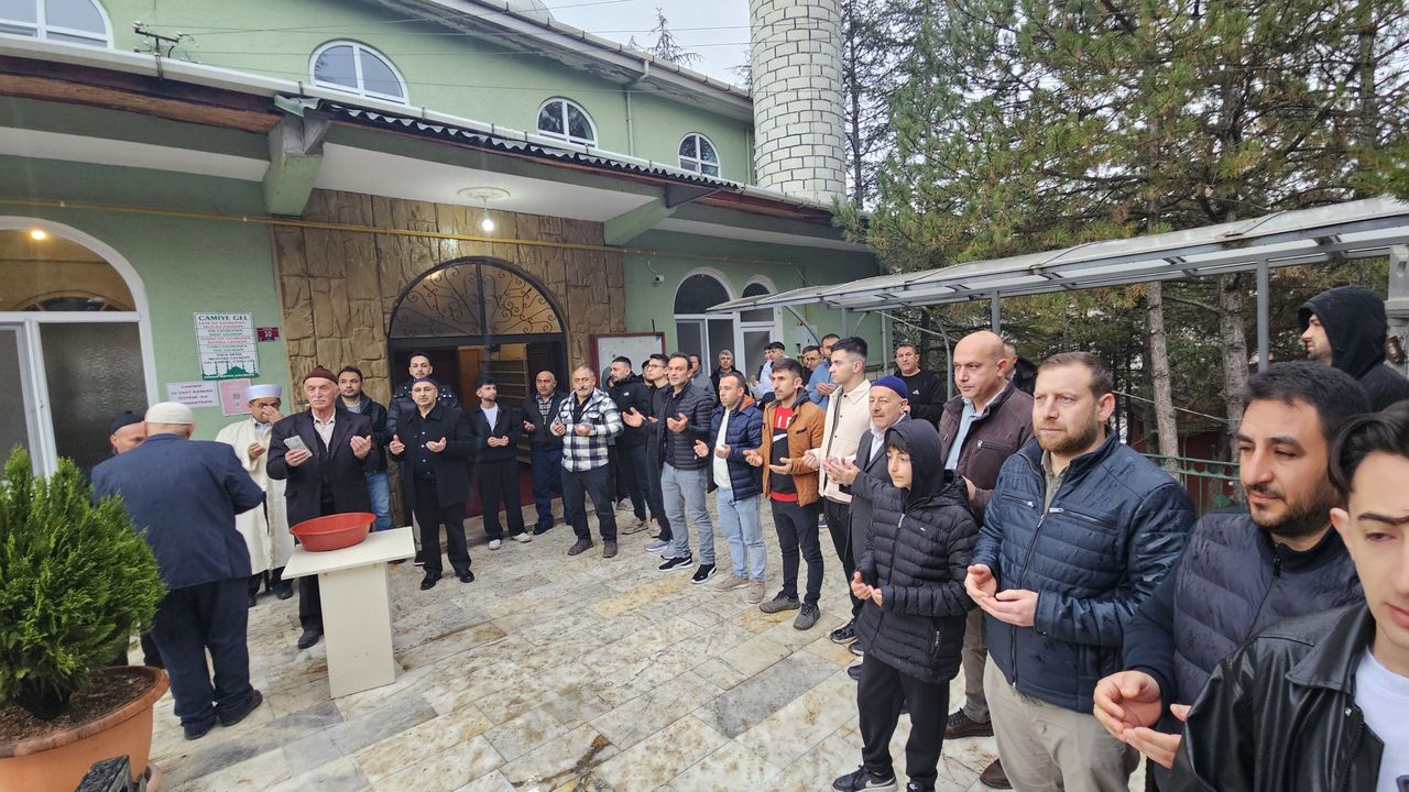 Cami bahçesinde toplu bayramlaşma geleneği yaşatıldı