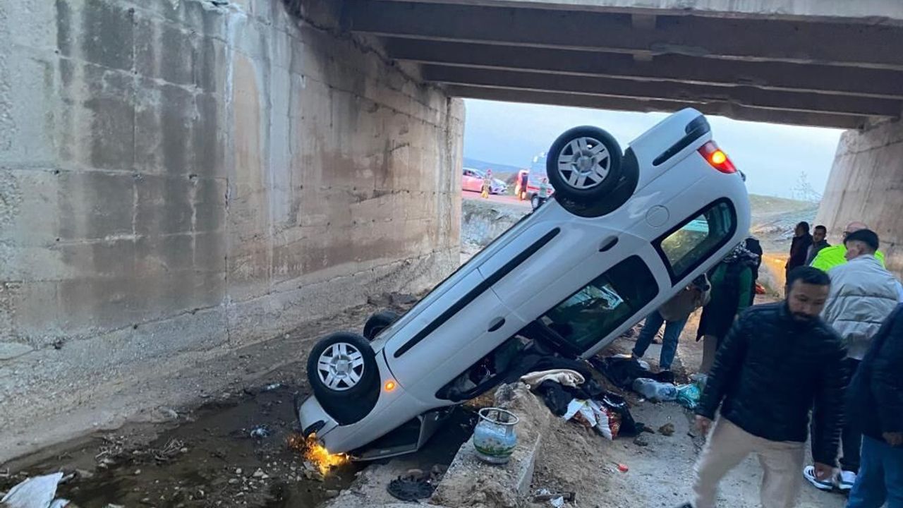 Çorum yolunda otomobil köprü boşluğuna devrildi: 4 yaralı