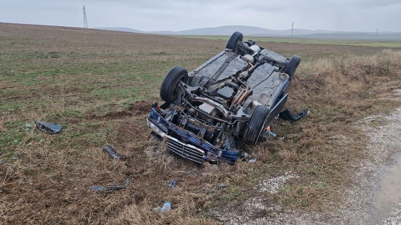 Kayganlaşan yolda otomobil şarampole devrildi: 1 yaralı