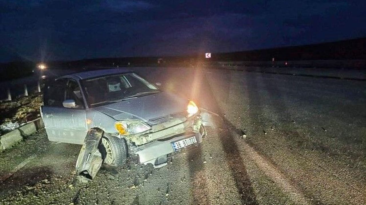 Otomobil bariyerlere çarptı: 4 yaralı