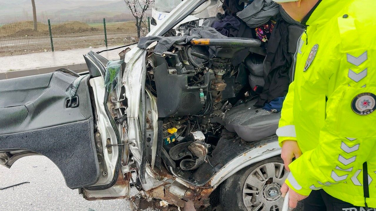 Çorum'da otobüs ile minibüs çarpıştı: 1'i ağır 7 yaralı