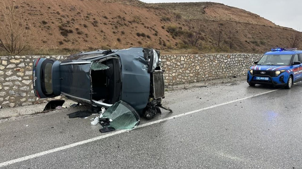 Çorum’da devrilen otomobildeki 5 kişi yaralandı