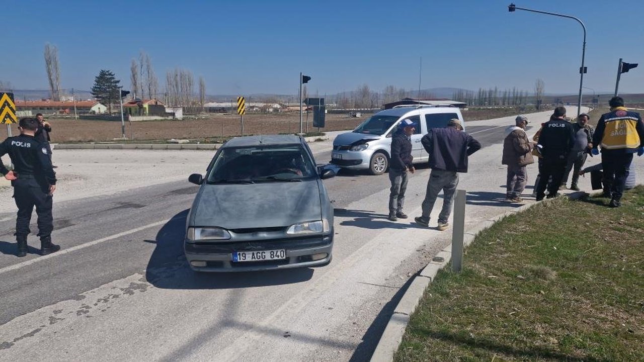 Çorum'da hafif ticari araç ile otomobil çarpıştı: 1 yaralı