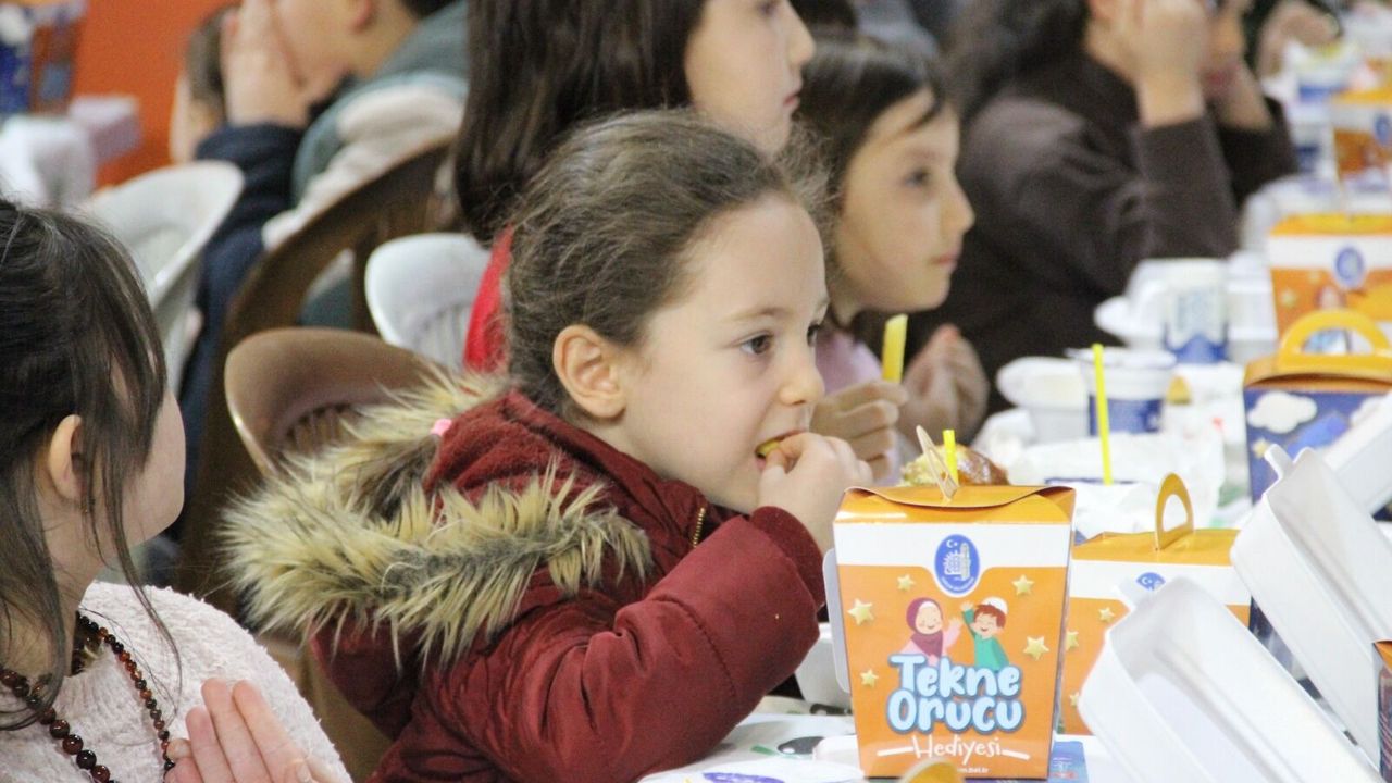 Çorum’da yüzlerce çocuk  aynı anda orucunu açtı