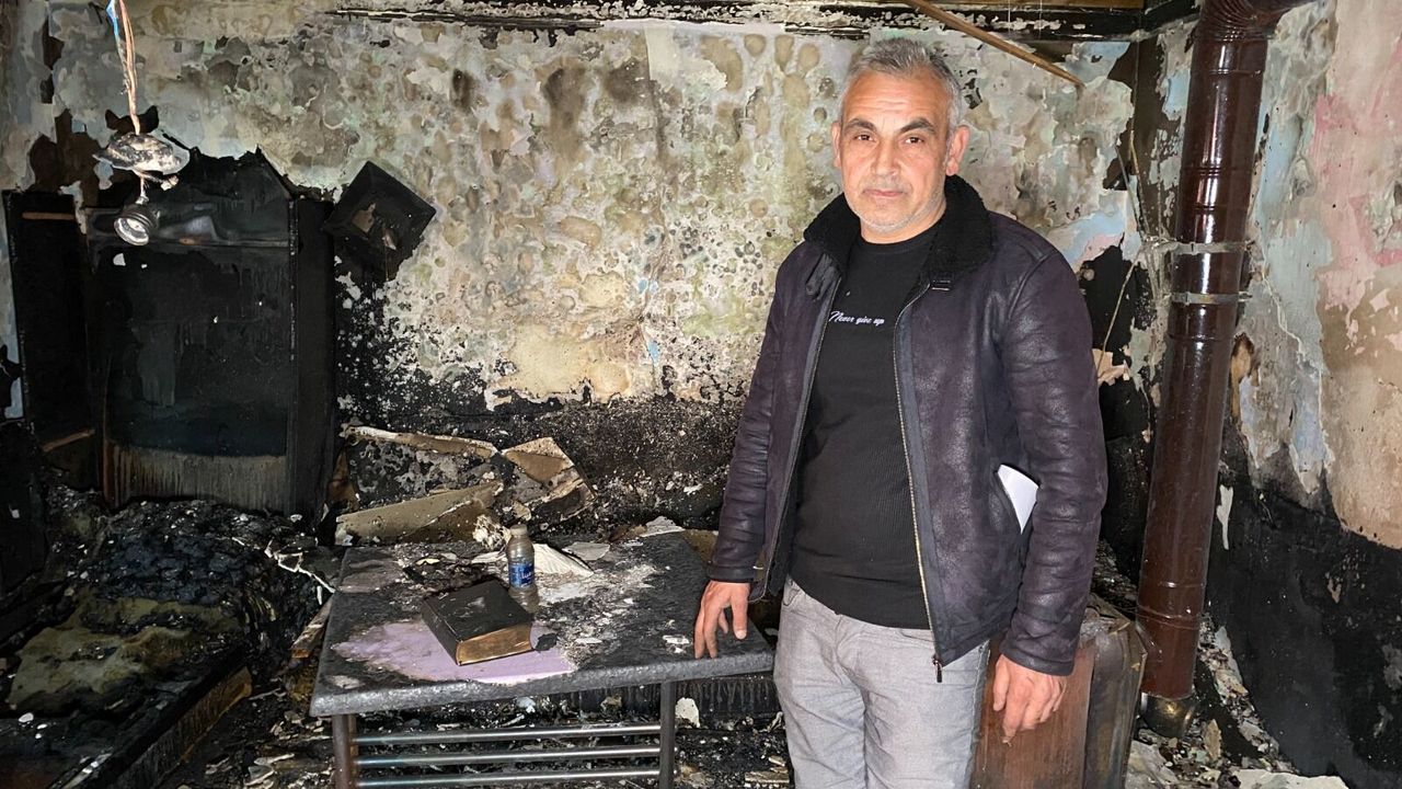 Yangında kullanılamaz hale gelen gecekonduda Kur'an-ı  Kerim meali zarar görmedi