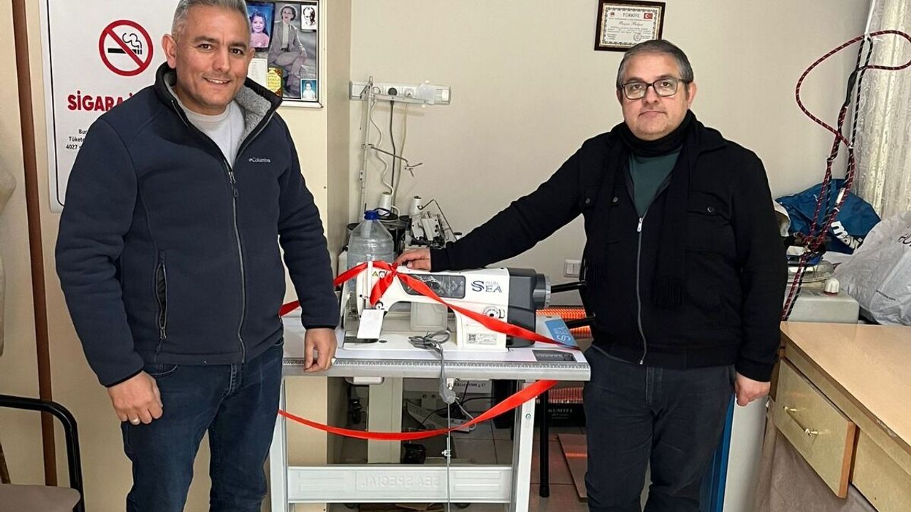 Şanslı terziler kazandıkları  dikiş makinesini teslim aldı