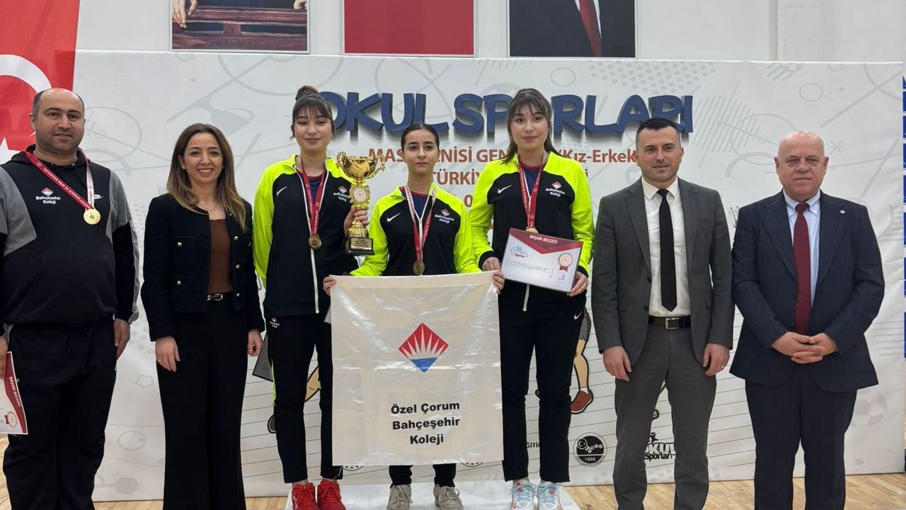 Çorum'un genç raketleri set vermeden Türkiye şampiyonu!