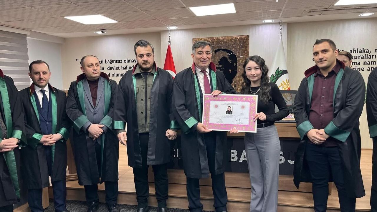 Genç avukatlar cübbe giydi