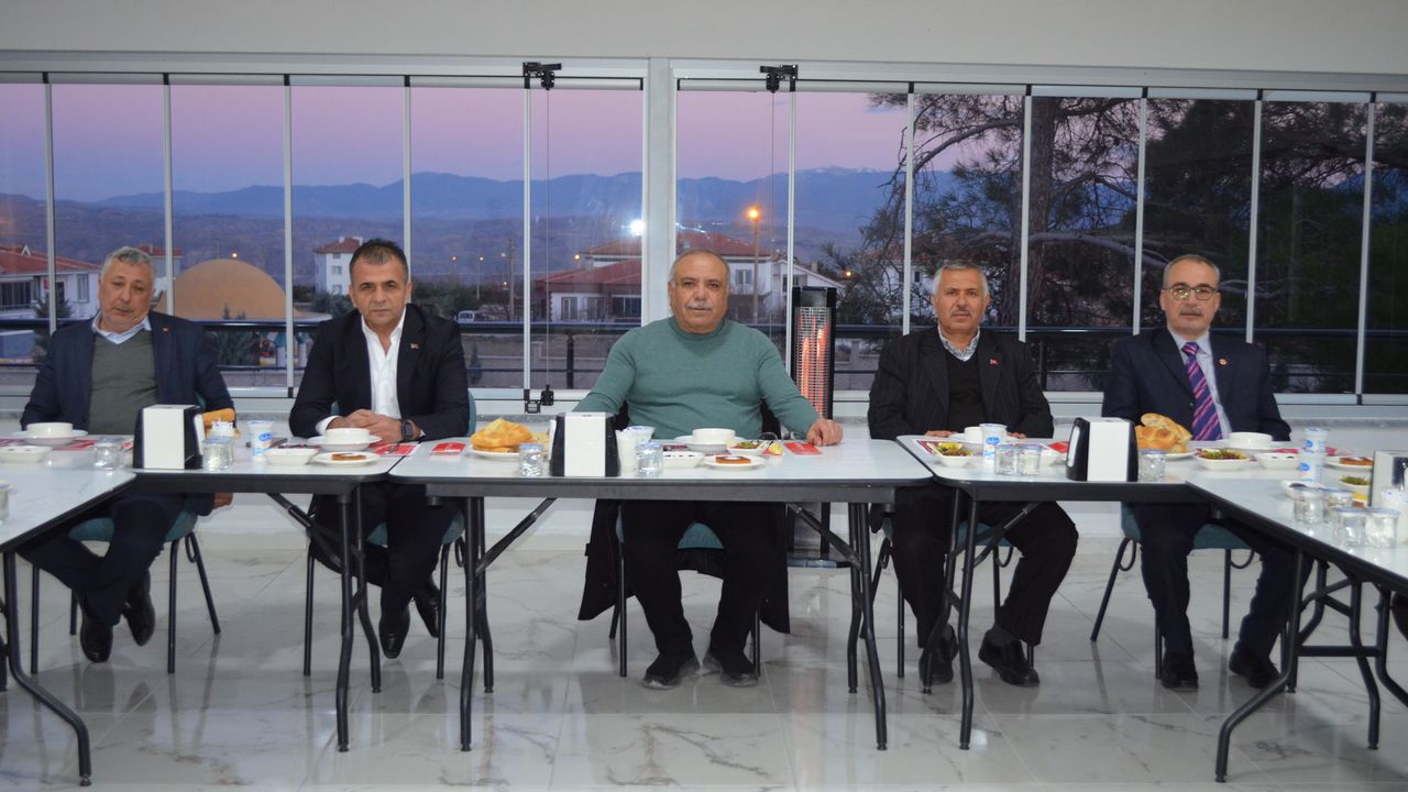 O ilçeden örnek birliktelik: Siyasi partilerin temsilcileri iftar sofrasında buluştu