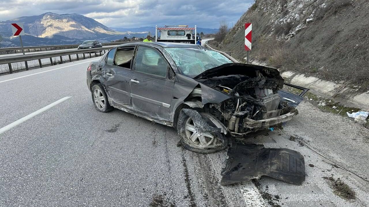 Refüje çarpan araçta  5 kişi yaralandı