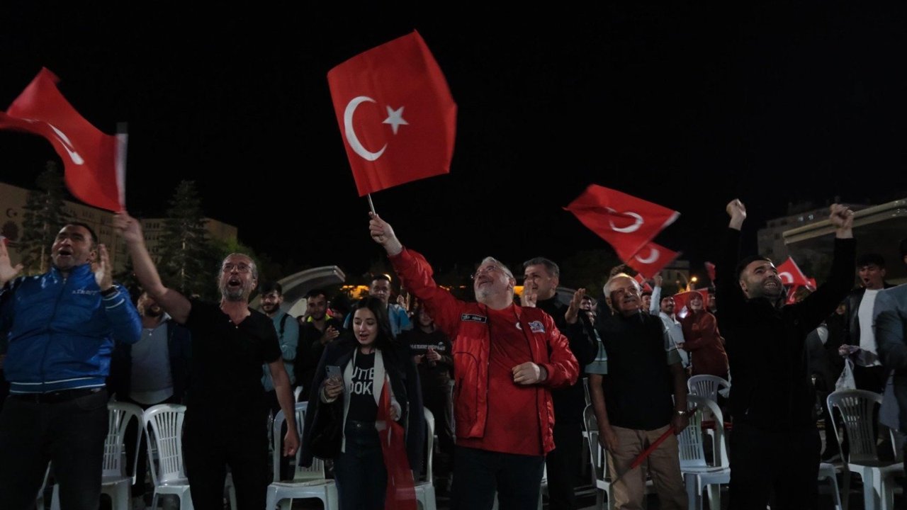 Milli maç heyecanı dev ekranda