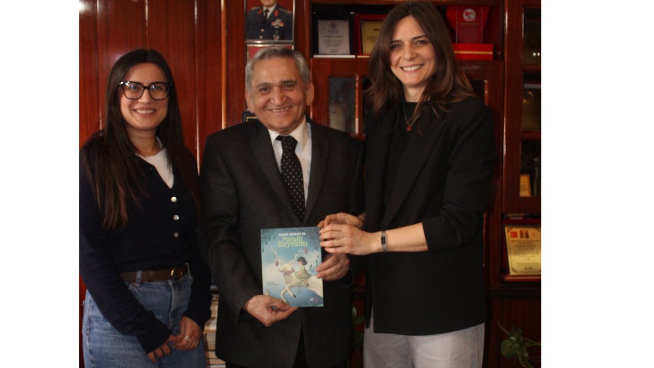 Hande Çenesiz Er, kitabını armağan etti