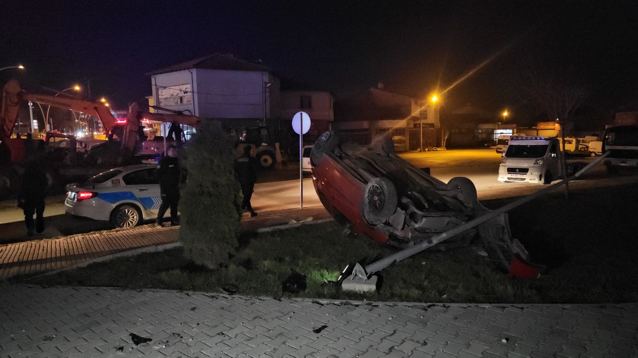 Kontrolden çıkan otomobil devrildi