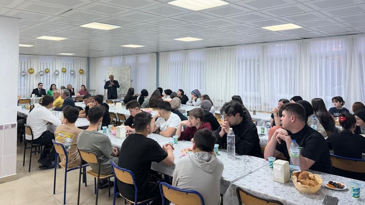 Kaymakam çift pansiyon öğrencileriyle oruç açtı