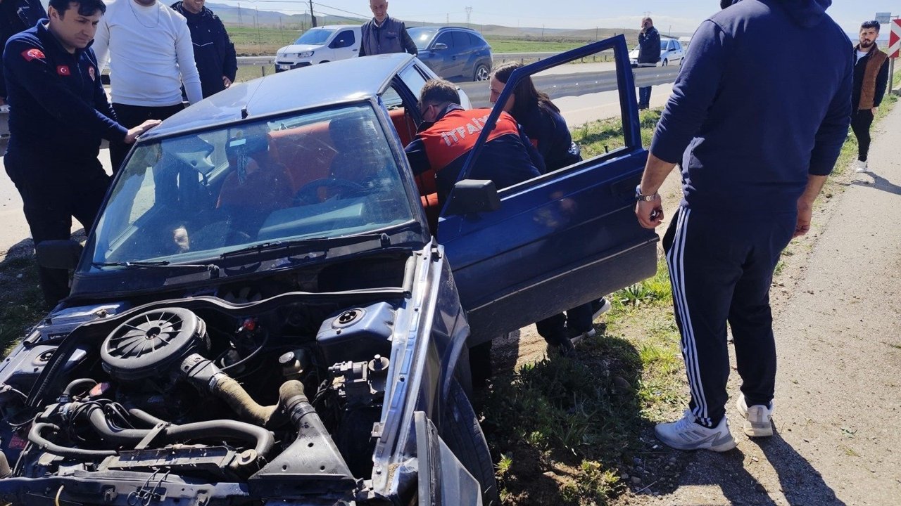 Otomobil bariyerlere çarptı: Sürücü araçta sıkıştı