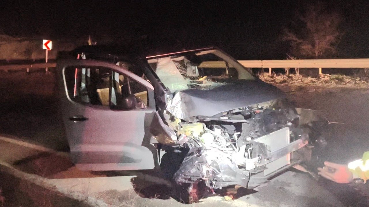 Çorum’da hafif ticari araç  kamyona çarptı: 3 yaralı