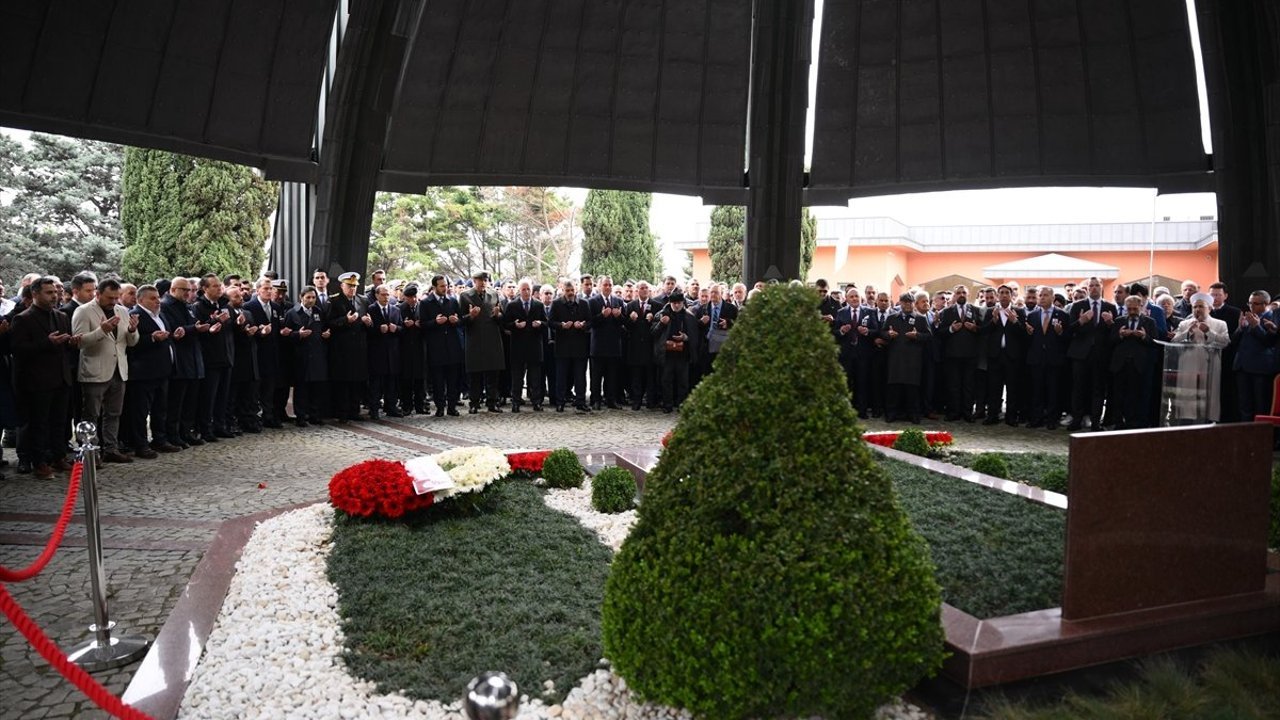 Turgut Özal kabri başında anıldı