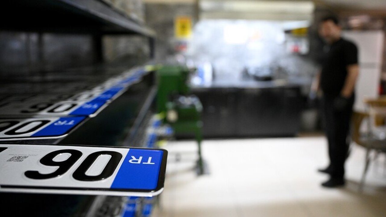 Standart dışı plakalar ücretsiz yenilenecek