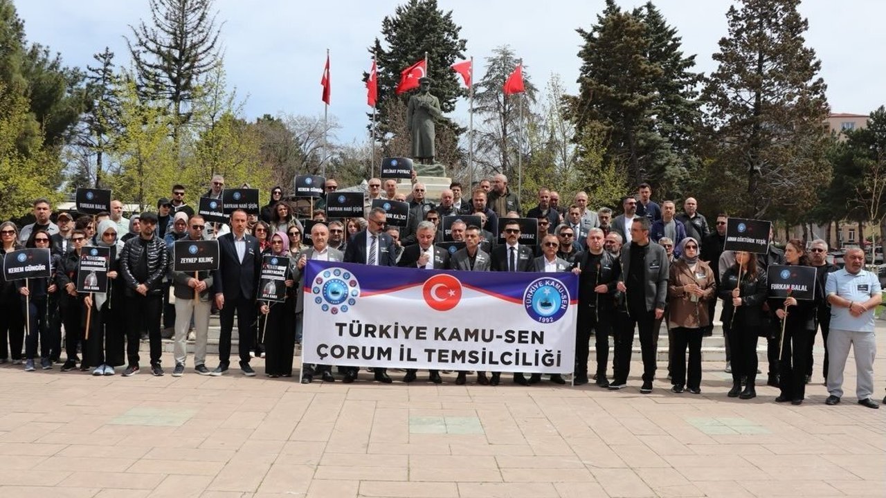 Kamu-Sen’den Anıt’a karanfil