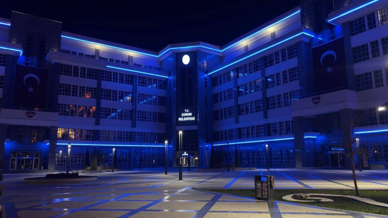 Belediye binası Maviye büründü