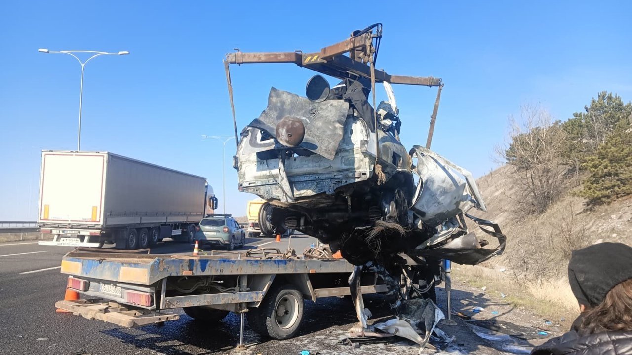 Ankara'da iki araç kafa  kafaya çarpıştı: 5 ölü