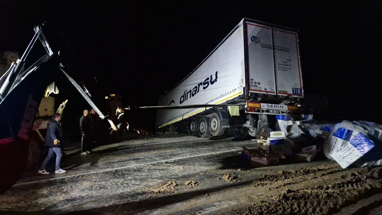 Alaca’da TIR devrildi, yol  saatlerce ulaşıma kapandı