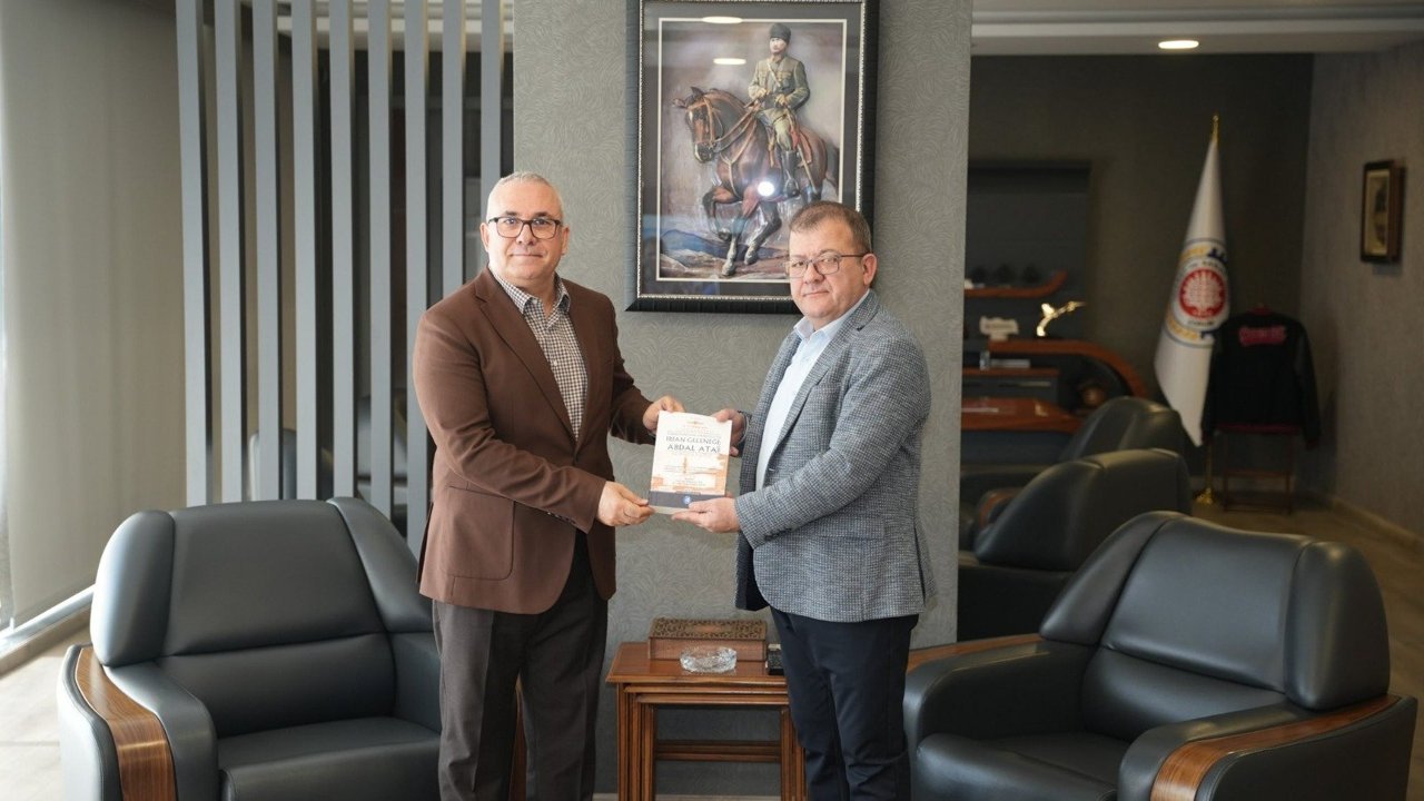 Prof. Işık, Başaranhıncal’a  kitabını hediye etti