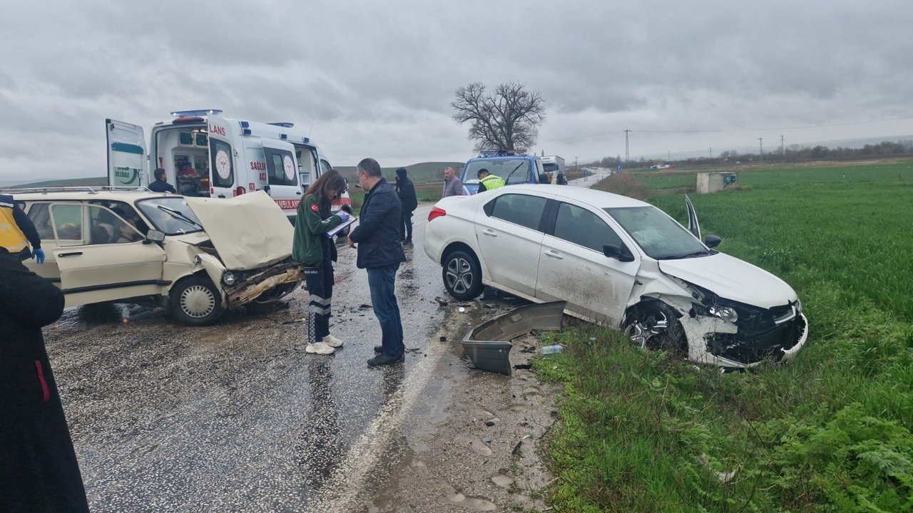 Çorum’da iki otomobil çarpıştı: 3 yaralı