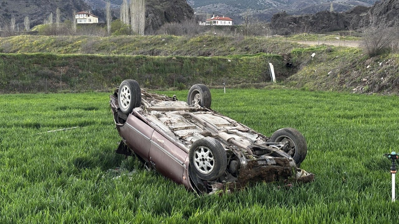 Devrilen otomobilin  sürücüsü yaralandı