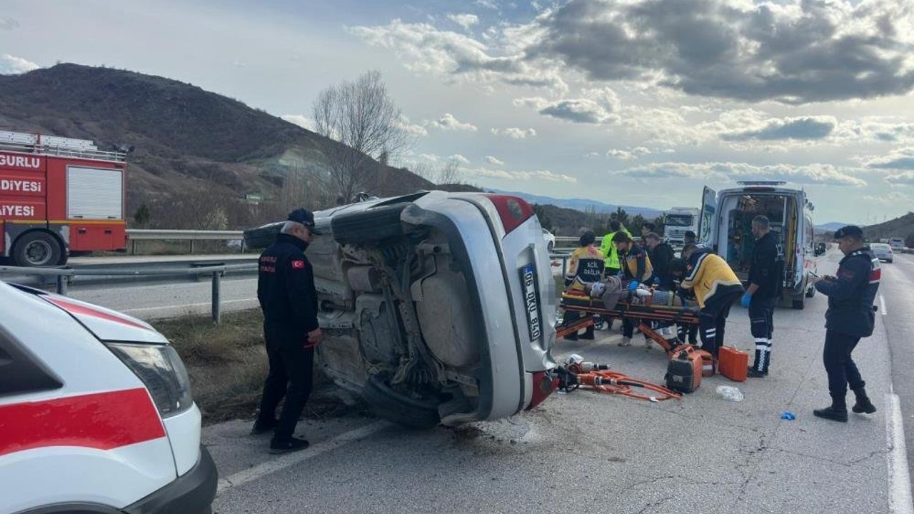 Çorum'da devrilen otomobildeki 3 kişi yaralandı