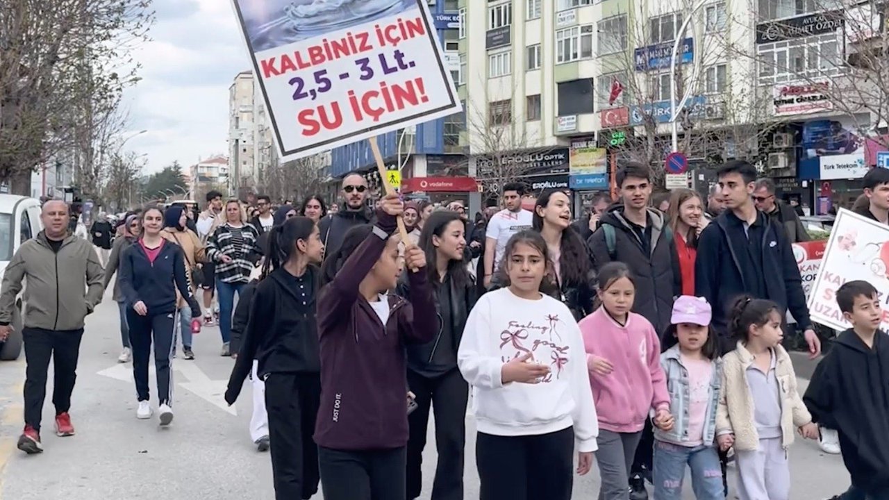 Yüzlerce kişi sağlıklı yaşama  dikkat çekmek için yürüdü