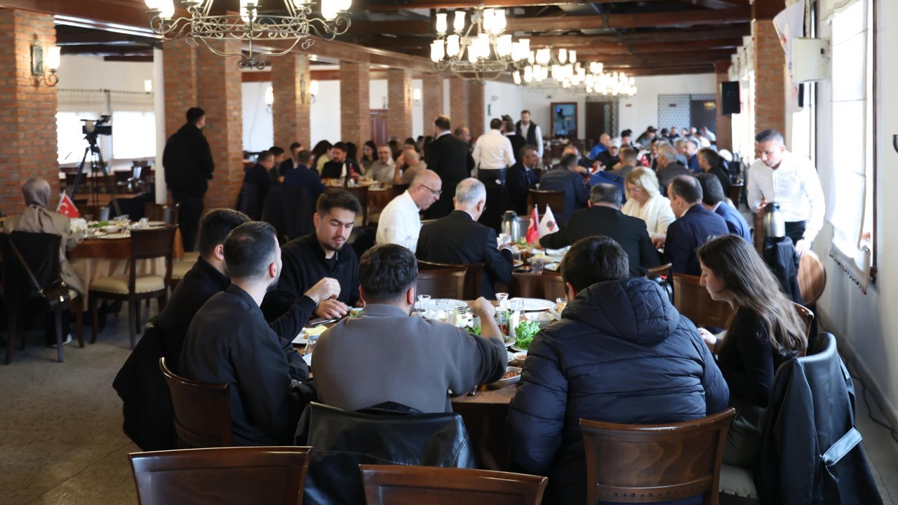 Ankara ÇEKVA yöneticileri bursiyerlerle kahvaltıda buluştu