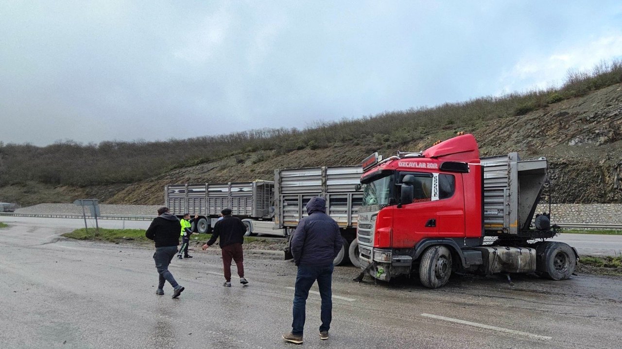 TIR makasladı,  sürücü yaralandı