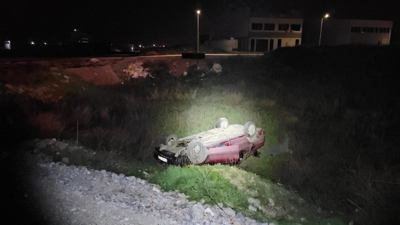 Takla atan aracı bırakarak kaçtılar