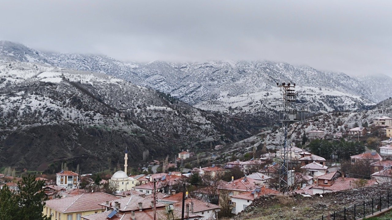 Yüksek kesimlere Nisan  ayında kar yağışı sürüyor