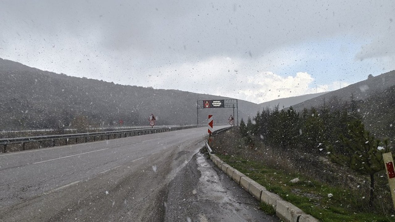 Çorum-Ankara yolunda  kar yağışı etkili oldu