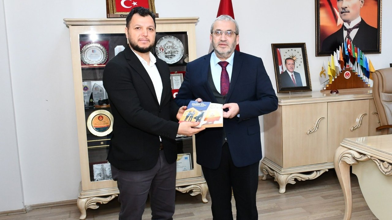 Çağlar’a kitabını hediye etti